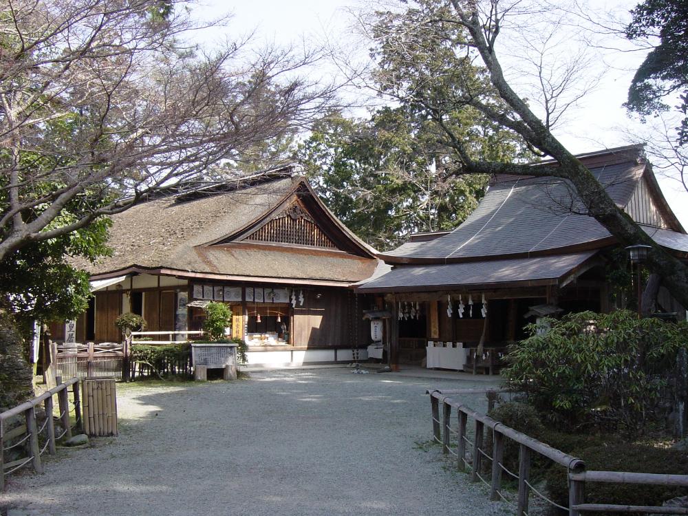 隣り合う大きな屋根が印象的な2つの建築物と境内の様子の写真